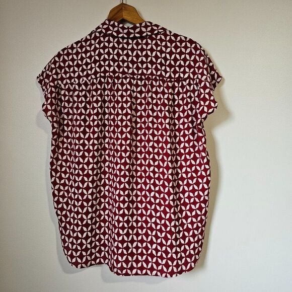 EUC LOFT RED WHITE GEOMETRIC FLORAL PRINT BUTTON DOWN CAP SLEEVES TOP SZ SMALL - Picture 6 of 12